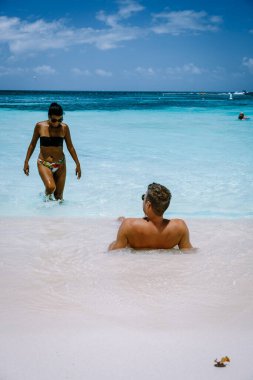 Palm Beach Aruba Karayipleri, Aruba 'da palmiye ağaçları olan beyaz kumlu plaj