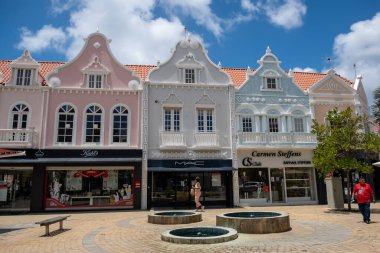 Oranjestad şehir merkezi manzarası tipik Hollanda sömürge mimarisi. Oranjestad, Aruba 'nın başkenti ve en büyük şehridir.