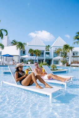 Palm Beach Aruba yakınlarında yüzme havuzu olan lüks bir otel.