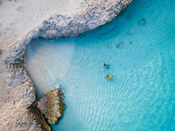 Tres Trapi Steps Triple Steps Beach, Aruba völlig leer, Beliebter Strand bei Einheimischen und Touristen, kristallklarer Ozean Aruba — Stockfoto