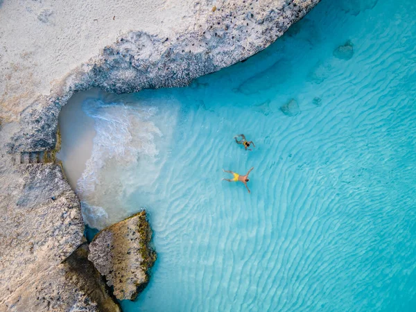 Tres Trapi Steps Triple Steps Beach, Aruba völlig leer, Beliebter Strand bei Einheimischen und Touristen, kristallklarer Ozean Aruba — Stockfoto