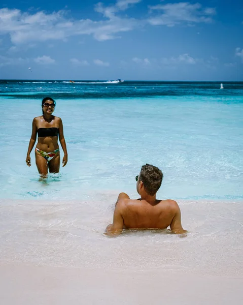 Palmenstrand Aruba Karibik, weißer langer Sandstrand mit Palmen auf Aruba — Stockfoto