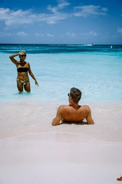 Palmenstrand Aruba Karibik, weißer langer Sandstrand mit Palmen auf Aruba — Stockfoto