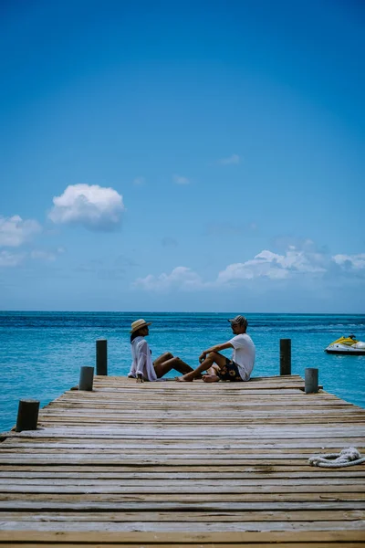 Palmenstrand Aruba Karibik, weißer langer Sandstrand mit Palmen auf Aruba — Stockfoto