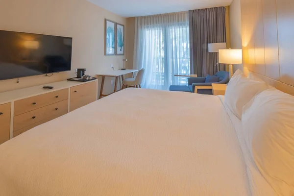 Luksusowy pokój hotelowy z TV i ogromne łóżko — Zdjęcie stockowe