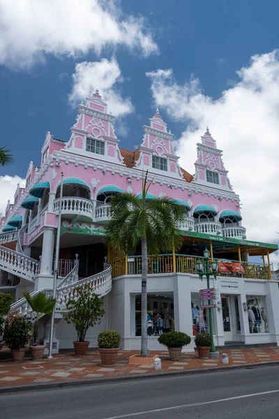 Panorama del centro de Oranjestad con arquitectura colonial holandesa típica. Oranjestad es la capital y la ciudad más grande de Aruba — Foto de Stock