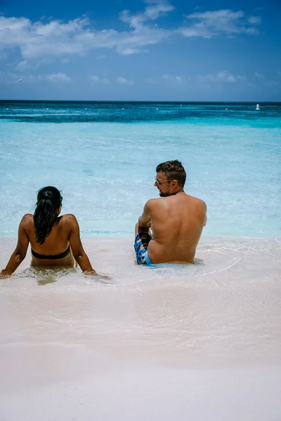 Palmenstrand Aruba Karibik, weißer langer Sandstrand mit Palmen auf Aruba — Stockfoto