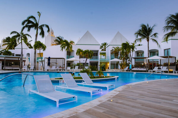 Курорт класса люкс с бассейном рядом с Пальм Бич Аруба