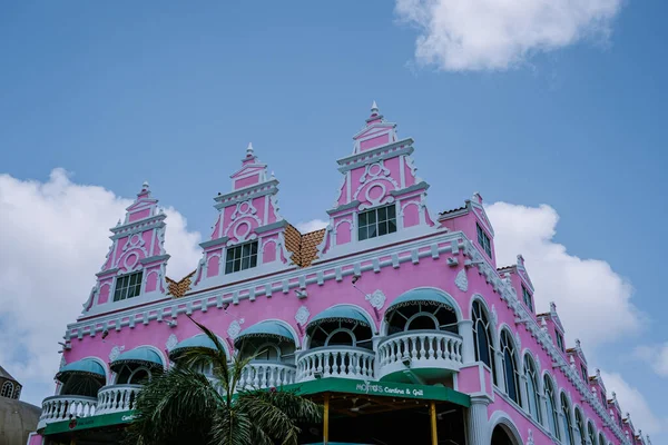 Panorama del centro de Oranjestad con arquitectura colonial holandesa típica. Oranjestad es la capital y la ciudad más grande de Aruba — Foto de Stock
