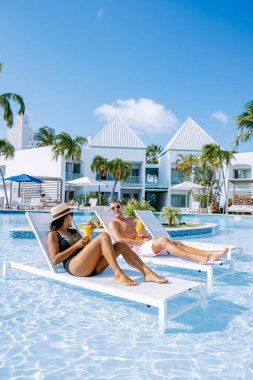 Palm Beach Aruba yakınlarında yüzme havuzu olan lüks bir otel.