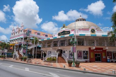 Oranjestad şehir merkezi manzarası tipik Hollanda sömürge mimarisi. Oranjestad, Aruba 'nın başkenti ve en büyük şehridir.