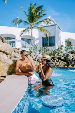 Palm Beach Aruba yakınlarında yüzme havuzu olan lüks bir otel.