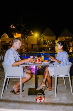 Palm Beach Aruba yakınlarında yüzme havuzu olan lüks bir otel.