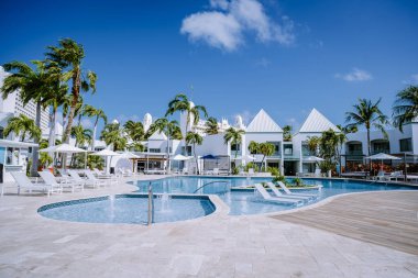 Palm Beach Aruba yakınlarında yüzme havuzu olan lüks bir otel.