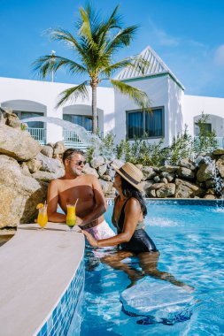 Palm Beach Aruba yakınlarında yüzme havuzu olan lüks bir otel.