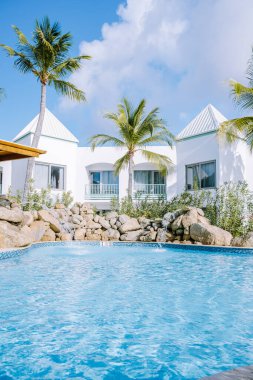 Palm Beach Aruba yakınlarında yüzme havuzu olan lüks bir otel.
