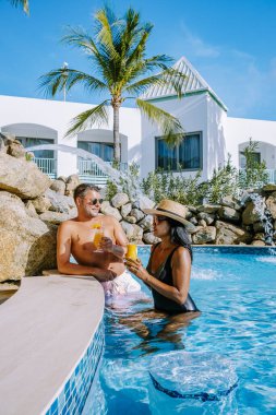 Palm Beach Aruba yakınlarında yüzme havuzu olan lüks bir otel.