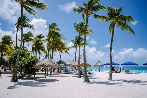 Palm Beach Aruba Caribbean, biała piaszczysta plaża z palmami na Arubie — Zdjęcie stockowe