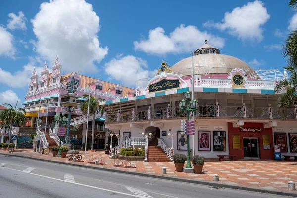 典型的なオランダの植民地時代の建築とOranjestadダウンタウンのパノラマ。オラニエスタッド(Oranjestad)は、アルバ最大の都市。 — ストック写真