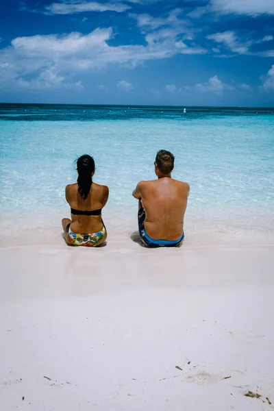 Palmenstrand Aruba Karibik, weißer langer Sandstrand mit Palmen auf Aruba — Stockfoto