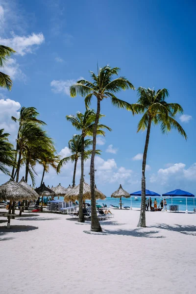 Пальмовый пляж Арубы Карибского бассейна, белый длинный песчаный пляж с пальмовыми деревьями на Арубе — стоковое фото