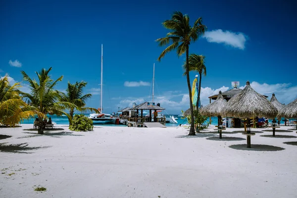 Palm beach Aruba Caribe, playa de arena blanca y larga con palmeras en Aruba — Foto de Stock