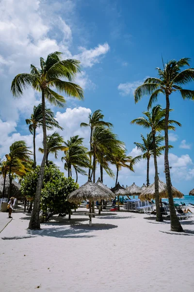 Palm beach Aruba Caribe, playa de arena blanca y larga con palmeras en Aruba — Foto de Stock