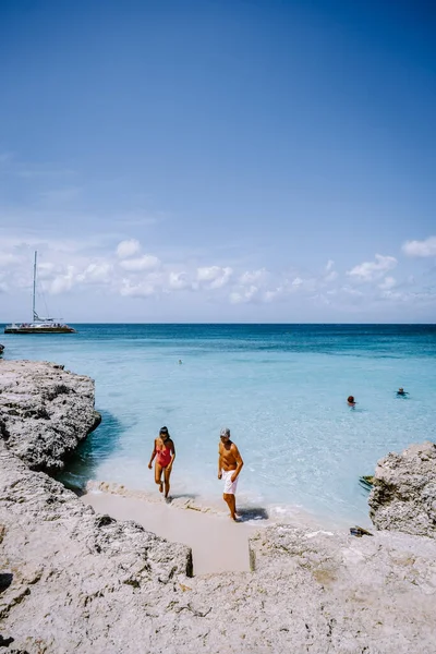 Tres Trapi Steps Triple Steps Beach, Aruba completamente vuota, Spiaggia popolare tra gente del posto e turisti, oceano cristallino Aruba — Foto Stock