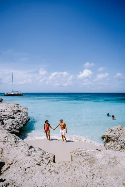 Tres Trapi Steps Triple Steps Beach, Aruba volledig leeg, Populair strand onder de lokale bevolking en toeristen, kristalheldere oceaan Aruba — Stockfoto