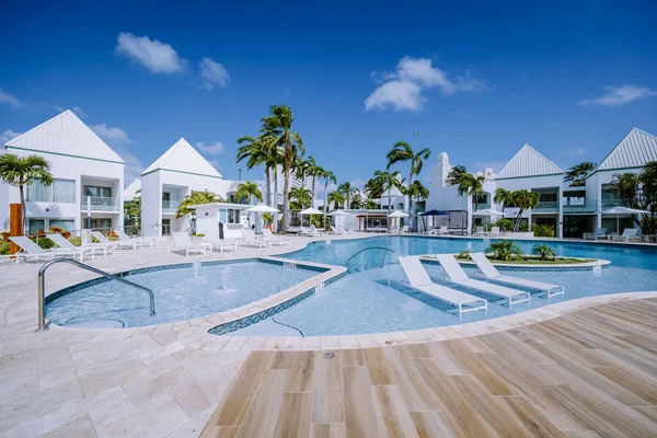 Luxury resort with swimming pool near Palm Beach Aruba — Stock Photo, Image