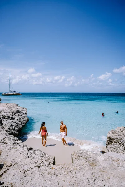 Tres Trapi Triple Steps Beach, Aruba tamamen boş, yerli ve turistler arasında popüler plaj, kristal berrak okyanus Aruba — Stok fotoğraf