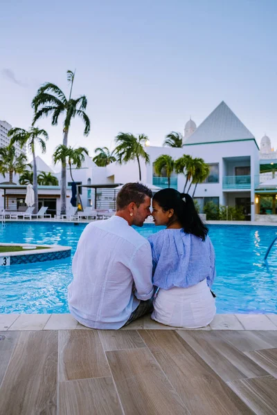 Luxus üdülőhely medencével közel Palm Beach Aruba — Stock Fotó
