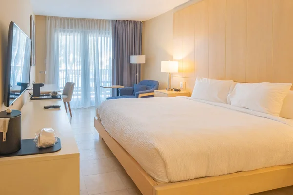 Luksusowy pokój hotelowy z TV i ogromne łóżko — Zdjęcie stockowe