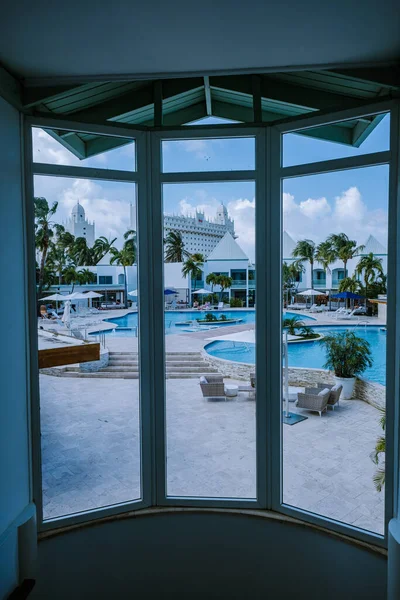 Resort de lujo con piscina cerca de Palm Beach Aruba — Foto de Stock