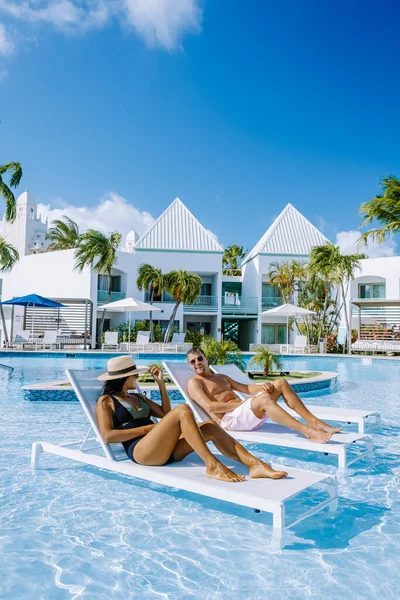 Lyx resort med pool nära Palm Beach Aruba — Stockfoto