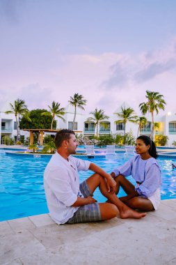 Palm Beach Aruba yakınlarında yüzme havuzu olan lüks bir otel.