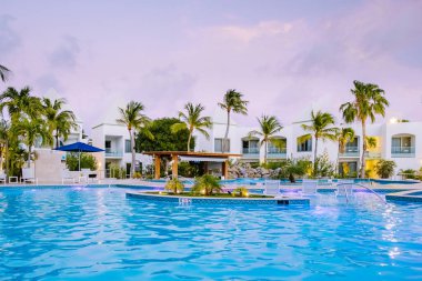 Palm Beach Aruba yakınlarında yüzme havuzu olan lüks bir otel.