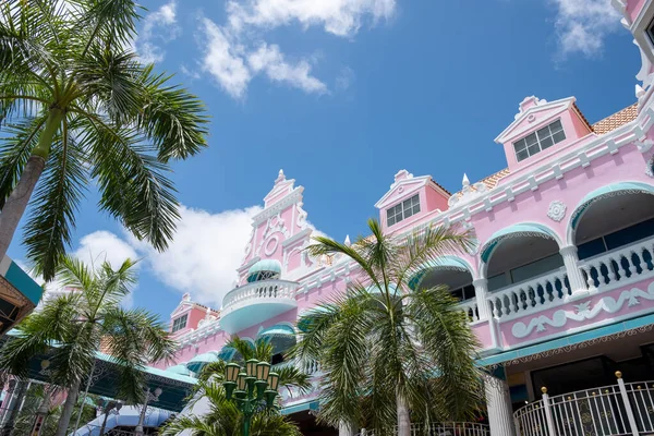 Panorama do centro de Oranjestad com arquitetura colonial holandesa típica. Oranjestad é a capital e maior cidade de Aruba — Fotografia de Stock