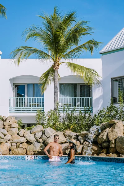 Resort di lusso con piscina vicino Palm Beach Aruba — Foto Stock