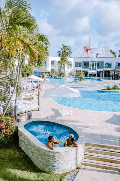 Resort de luxo com piscina perto de Palm Beach Aruba — Fotografia de Stock