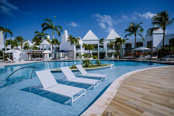 Lyx resort med pool nära Palm Beach Aruba — Stockfoto