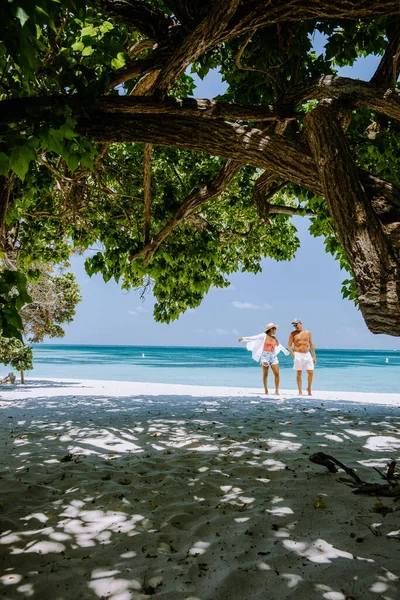 Palm beach Aruba Caribbean, vit lång sandstrand med palmer på Aruba — Stockfoto