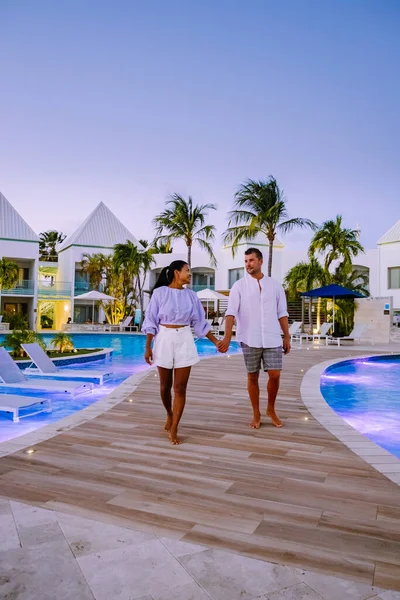 Station de luxe avec piscine près de Palm Beach Aruba — Photo