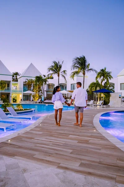 Resort de luxo com piscina perto de Palm Beach Aruba — Fotografia de Stock