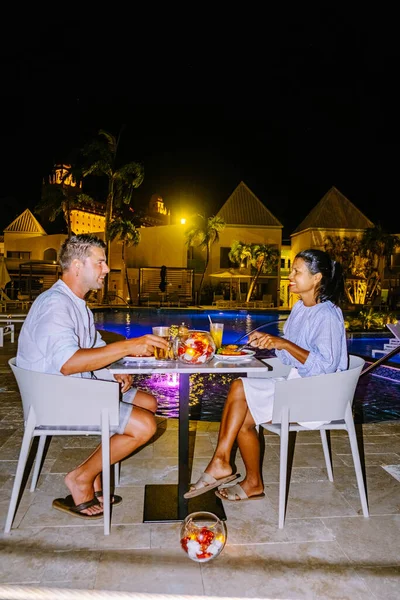 Luxusresort mit Pool in der Nähe von Palm Beach auf Aruba — Stockfoto