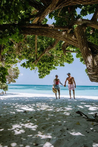 パームビーチアルバカリブ海、アルバのヤシの木と白い長い砂浜 — ストック写真