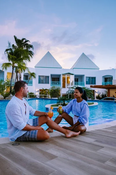 Luxusresort mit Pool in der Nähe von Palm Beach auf Aruba — Stockfoto