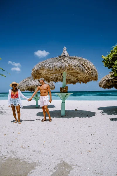 Palmová pláž Aruba Karibik, bílá dlouhá písečná pláž s palmami na Arubě — Stock fotografie