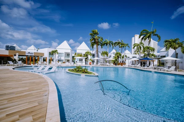 Luksusowy ośrodek z basenem w pobliżu Palm Beach Aruba — Zdjęcie stockowe