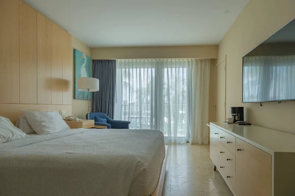 Habitación de hotel de lujo con televisión y cama enorme — Foto de Stock